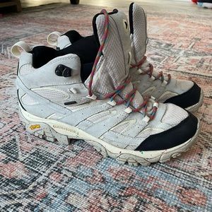 Merrell like new Men’s hiking boots